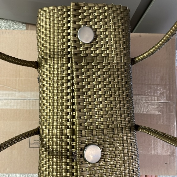 Basket weave style tote made of plastic materials - Picture 4 of 4